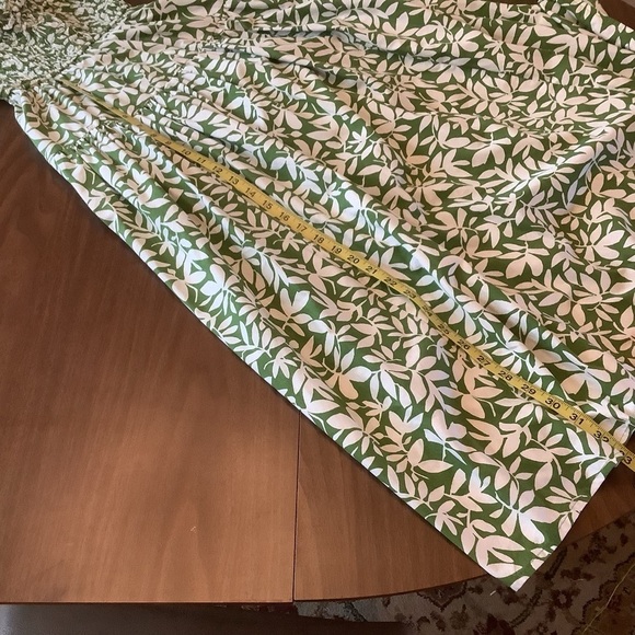 ⸻
🌿 Abercrombie & Fitch Green Leaf Print Petite MIDI Dress - XS 🌿 - Picture 15 of 16